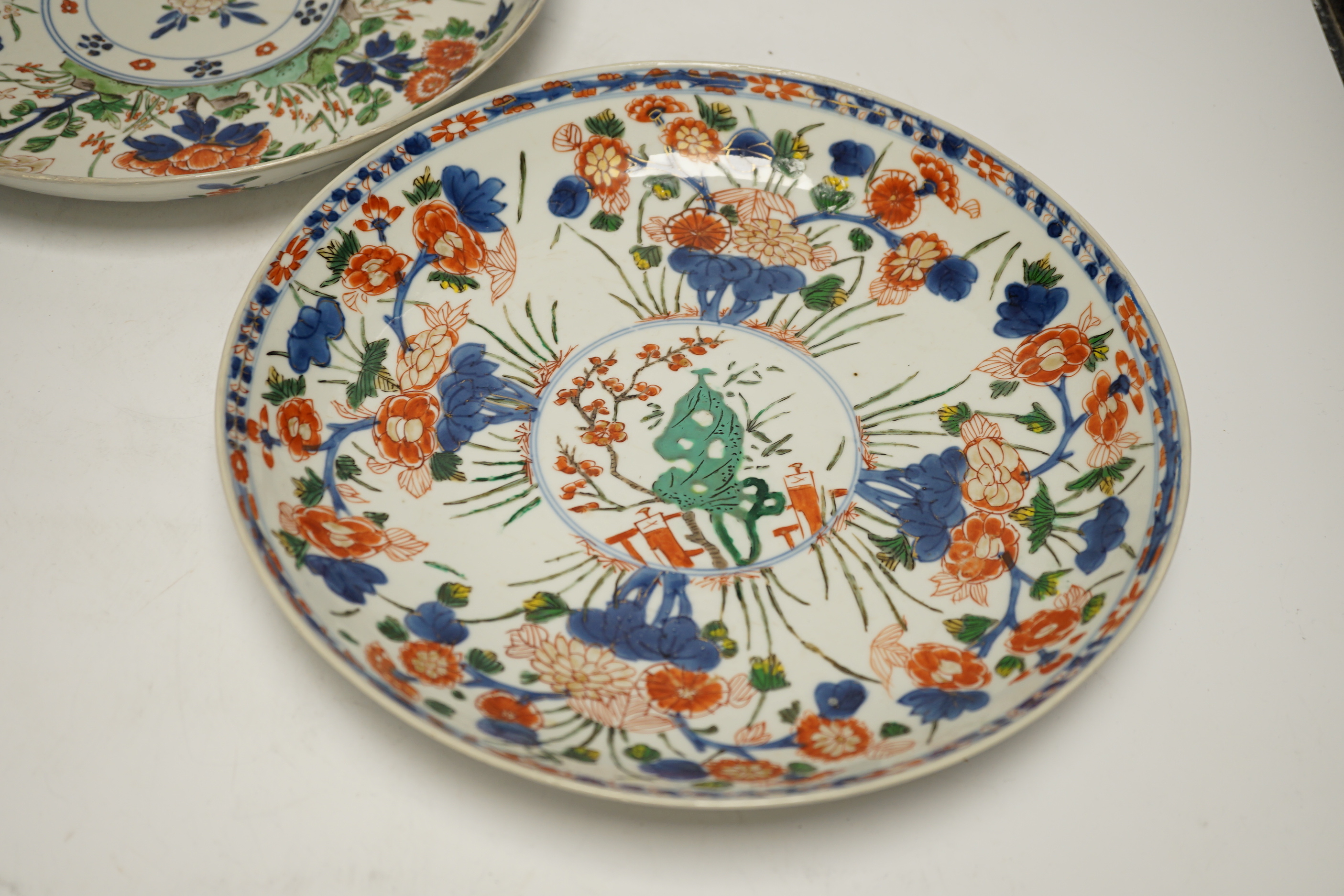 Two Chinese wucai dishes, Kangxi period, 28cm diameter